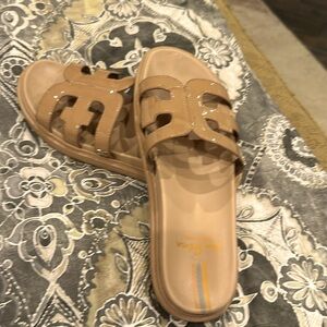 Sam Edelman Valeri slide in Almond. Size 8 women’s